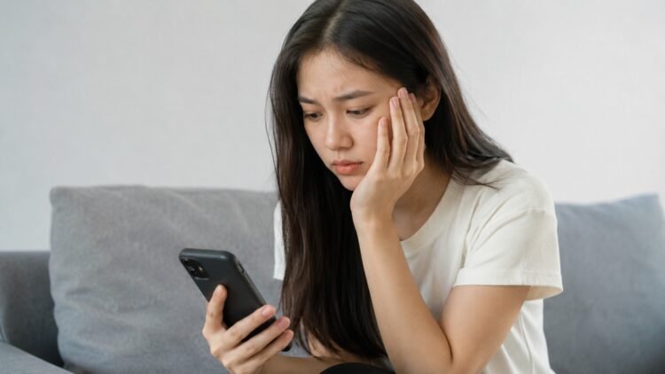 Apakah Oversharing Berkaitan dengan Self-Esteem? Ini Penjelasan Psikologisnya