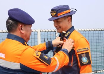 Danpushidrosal Sematkan Brevet Kehormatan Hidro-Oseanografi kepada Sejumlah Pejabat