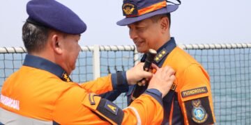 Danpushidrosal Sematkan Brevet Kehormatan Hidro-Oseanografi kepada Sejumlah Pejabat