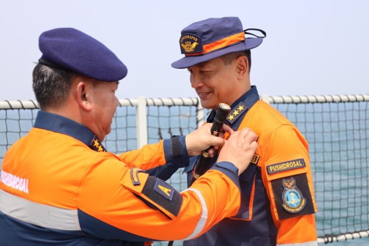 Danpushidrosal Sematkan Brevet Kehormatan Hidro-Oseanografi kepada Sejumlah Pejabat