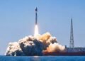 Fakta Menarik Lampung-1, Satelit AI yang Siap Dukung Pertanian hingga Mitigasi Bencana  Subtitel: Lampung-1 bukan sekadar satelit baru. Teknologi hiperspektral berbasis AI ini disiapkan untuk mendukung pembangunan daerah, mulai dari sektor pertanian, lingkungan, hingga pengembangan talenta teknologi Indonesia.  Deskripsi: Bukan sekadar satelit, Lampung-1 dirancang membantu pengambilan keputusan yang lebih cepat dan presisi di berbagai sektor. Cari tahu lebih lanjut.  Kabar5News – Indonesia kembali mencatat langkah baru dalam pemanfaatan teknologi antariksa setelah Satelit Lampung-1 berhasil diluncurkan ke orbit dari perairan Haiyang, Provinsi Shandong, Tiongkok, menggunakan roket Smart Dragon-3 dalam misi OSE Hyperspectral Twin Satellites.  Satelit yang merupakan bagian dari OSE Hyperspectral-01 ini dikembangkan melalui kolaborasi STAR.VISION Aerospace, Universitas Wuhan, Pemerintah Provinsi Lampung, serta sejumlah institusi lainnya sebagai tindak lanjut kerja sama sister province antara Lampung dan Shandong.  Menariknya, Lampung-1 bukan hanya menjadi simbol kerja sama internasional, tetapi juga membawa sejumlah teknologi dan manfaat yang berpotensi mendukung pembangunan daerah berbasis data.  Menggunakan Teknologi Hiperspektral Berbasis AI  Berbeda dengan satelit penginderaan jauh pada umumnya, Lampung-1 mengusung teknologi hiperspektral yang mampu menangkap informasi dalam ratusan spektrum cahaya.  Teknologi tersebut dipadukan dengan kecerdasan artifisial (AI) yang membantu melakukan pemrosesan awal data langsung di orbit. Dengan begitu, data yang dikirim ke bumi menjadi lebih terpilah sehingga proses analisis dapat dilakukan lebih cepat dan efisien.  Meski demikian, data dari satelit ini masih harus melalui tahap kalibrasi, validasi, dan pengujian sebelum dapat dimanfaatkan secara luas.  Pertanian Menjadi Prioritas Pemanfaatan  Salah satu sektor yang akan pertama kali memanfaatkan Lampung-1 adalah pertanian.  Data satelit nantinya digunakan untuk membantu pemetaan lahan, memantau kesehatan tanaman, mendeteksi kekurangan air, mengidentifikasi gangguan tanaman sejak dini, hingga memperkirakan potensi hasil panen.  Komoditas singkong, yang menjadi salah satu unggulan Lampung, telah masuk dalam tahap eksplorasi awal pemanfaatan teknologi tersebut.  Menurut Gubernur Lampung Rahmat Mirzani Djausal, teknologi ini bukan untuk menggantikan peran petani, melainkan membantu petani dan pemerintah mengambil keputusan yang lebih cepat dan tepat sasaran.  Berpotensi Membantu Mitigasi Bencana dan Pengelolaan Lingkungan  Selain pertanian, Lampung-1 juga memiliki potensi dimanfaatkan untuk pemantauan kawasan pesisir, perubahan tutupan lahan, pengelolaan lingkungan, hingga mitigasi bencana seperti banjir dan kekeringan.  Pemanfaatan data berbasis satelit diharapkan mampu meningkatkan akurasi perencanaan pembangunan karena didukung informasi yang lebih presisi.  Data Akan Diolah Bersama BRIN  Sebelum digunakan oleh Pemerintah Provinsi Lampung, seluruh data dari Lampung-1 akan diproses bersama Badan Riset dan Inovasi Nasional (BRIN).  Tahapan tersebut meliputi kalibrasi sensor, validasi kualitas data, analisis, hingga penerjemahan informasi agar sesuai dengan standar ilmiah dan regulasi penginderaan jauh di Indonesia.  Kolaborasi ini juga memastikan data yang dimanfaatkan pemerintah memiliki tingkat akurasi yang dapat dipertanggungjawabkan.  Pembangunan Satelit Tidak Menggunakan APBD  Fakta menarik lainnya, pembangunan dan peluncuran Lampung-1 tidak menggunakan Anggaran Pendapatan dan Belanja Daerah (APBD) Provinsi Lampung.  Pembangunan, kepemilikan, hingga pengoperasian satelit menjadi tanggung jawab STAR.VISION Aerospace, sedangkan Pemerintah Provinsi Lampung berperan sebagai mitra dalam pemanfaatan teknologi dan data untuk mendukung pembangunan daerah.  Dengan skema tersebut, pemerintah daerah dapat memanfaatkan hasil teknologi tanpa harus menanggung biaya pembangunan satelit.  Sekaligus Menyiapkan Talenta Teknologi Indonesia  Kerja sama ini juga membuka peluang bagi peningkatan kapasitas sumber daya manusia Indonesia.  Sejumlah pelajar, talenta muda Indonesia, personel BRIN, Telkom, hingga aparatur sipil negara Pemerintah Provinsi Lampung mendapat kesempatan belajar langsung di lingkungan STAR.VISION mengenai teknologi satelit dan penginderaan jauh.  Bahkan, beberapa engineer asal Indonesia, termasuk lulusan Institut Teknologi Bandung (ITB), telah terlibat dalam pengembangan teknologi satelit tersebut.  Keterlibatan itu menunjukkan bahwa Indonesia tidak hanya berperan sebagai pengguna teknologi, tetapi juga mulai menjadi bagian dari ekosistem pengembangan industri antariksa.  Peluncuran Lampung-1 menjadi langkah awal pemanfaatan teknologi satelit berbasis AI untuk mendukung pembangunan daerah yang lebih presisi. Jika implementasinya berjalan sesuai rencana, teknologi ini berpotensi dimanfaatkan di berbagai sektor strategis sekaligus memperkuat kolaborasi riset dan inovasi antara Indonesia dan Tiongkok.