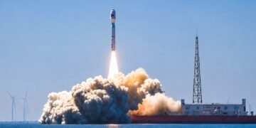 Fakta Menarik Lampung-1, Satelit AI yang Siap Dukung Pertanian hingga Mitigasi Bencana  Subtitel: Lampung-1 bukan sekadar satelit baru. Teknologi hiperspektral berbasis AI ini disiapkan untuk mendukung pembangunan daerah, mulai dari sektor pertanian, lingkungan, hingga pengembangan talenta teknologi Indonesia.  Deskripsi: Bukan sekadar satelit, Lampung-1 dirancang membantu pengambilan keputusan yang lebih cepat dan presisi di berbagai sektor. Cari tahu lebih lanjut.  Kabar5News – Indonesia kembali mencatat langkah baru dalam pemanfaatan teknologi antariksa setelah Satelit Lampung-1 berhasil diluncurkan ke orbit dari perairan Haiyang, Provinsi Shandong, Tiongkok, menggunakan roket Smart Dragon-3 dalam misi OSE Hyperspectral Twin Satellites.  Satelit yang merupakan bagian dari OSE Hyperspectral-01 ini dikembangkan melalui kolaborasi STAR.VISION Aerospace, Universitas Wuhan, Pemerintah Provinsi Lampung, serta sejumlah institusi lainnya sebagai tindak lanjut kerja sama sister province antara Lampung dan Shandong.  Menariknya, Lampung-1 bukan hanya menjadi simbol kerja sama internasional, tetapi juga membawa sejumlah teknologi dan manfaat yang berpotensi mendukung pembangunan daerah berbasis data.  Menggunakan Teknologi Hiperspektral Berbasis AI  Berbeda dengan satelit penginderaan jauh pada umumnya, Lampung-1 mengusung teknologi hiperspektral yang mampu menangkap informasi dalam ratusan spektrum cahaya.  Teknologi tersebut dipadukan dengan kecerdasan artifisial (AI) yang membantu melakukan pemrosesan awal data langsung di orbit. Dengan begitu, data yang dikirim ke bumi menjadi lebih terpilah sehingga proses analisis dapat dilakukan lebih cepat dan efisien.  Meski demikian, data dari satelit ini masih harus melalui tahap kalibrasi, validasi, dan pengujian sebelum dapat dimanfaatkan secara luas.  Pertanian Menjadi Prioritas Pemanfaatan  Salah satu sektor yang akan pertama kali memanfaatkan Lampung-1 adalah pertanian.  Data satelit nantinya digunakan untuk membantu pemetaan lahan, memantau kesehatan tanaman, mendeteksi kekurangan air, mengidentifikasi gangguan tanaman sejak dini, hingga memperkirakan potensi hasil panen.  Komoditas singkong, yang menjadi salah satu unggulan Lampung, telah masuk dalam tahap eksplorasi awal pemanfaatan teknologi tersebut.  Menurut Gubernur Lampung Rahmat Mirzani Djausal, teknologi ini bukan untuk menggantikan peran petani, melainkan membantu petani dan pemerintah mengambil keputusan yang lebih cepat dan tepat sasaran.  Berpotensi Membantu Mitigasi Bencana dan Pengelolaan Lingkungan  Selain pertanian, Lampung-1 juga memiliki potensi dimanfaatkan untuk pemantauan kawasan pesisir, perubahan tutupan lahan, pengelolaan lingkungan, hingga mitigasi bencana seperti banjir dan kekeringan.  Pemanfaatan data berbasis satelit diharapkan mampu meningkatkan akurasi perencanaan pembangunan karena didukung informasi yang lebih presisi.  Data Akan Diolah Bersama BRIN  Sebelum digunakan oleh Pemerintah Provinsi Lampung, seluruh data dari Lampung-1 akan diproses bersama Badan Riset dan Inovasi Nasional (BRIN).  Tahapan tersebut meliputi kalibrasi sensor, validasi kualitas data, analisis, hingga penerjemahan informasi agar sesuai dengan standar ilmiah dan regulasi penginderaan jauh di Indonesia.  Kolaborasi ini juga memastikan data yang dimanfaatkan pemerintah memiliki tingkat akurasi yang dapat dipertanggungjawabkan.  Pembangunan Satelit Tidak Menggunakan APBD  Fakta menarik lainnya, pembangunan dan peluncuran Lampung-1 tidak menggunakan Anggaran Pendapatan dan Belanja Daerah (APBD) Provinsi Lampung.  Pembangunan, kepemilikan, hingga pengoperasian satelit menjadi tanggung jawab STAR.VISION Aerospace, sedangkan Pemerintah Provinsi Lampung berperan sebagai mitra dalam pemanfaatan teknologi dan data untuk mendukung pembangunan daerah.  Dengan skema tersebut, pemerintah daerah dapat memanfaatkan hasil teknologi tanpa harus menanggung biaya pembangunan satelit.  Sekaligus Menyiapkan Talenta Teknologi Indonesia  Kerja sama ini juga membuka peluang bagi peningkatan kapasitas sumber daya manusia Indonesia.  Sejumlah pelajar, talenta muda Indonesia, personel BRIN, Telkom, hingga aparatur sipil negara Pemerintah Provinsi Lampung mendapat kesempatan belajar langsung di lingkungan STAR.VISION mengenai teknologi satelit dan penginderaan jauh.  Bahkan, beberapa engineer asal Indonesia, termasuk lulusan Institut Teknologi Bandung (ITB), telah terlibat dalam pengembangan teknologi satelit tersebut.  Keterlibatan itu menunjukkan bahwa Indonesia tidak hanya berperan sebagai pengguna teknologi, tetapi juga mulai menjadi bagian dari ekosistem pengembangan industri antariksa.  Peluncuran Lampung-1 menjadi langkah awal pemanfaatan teknologi satelit berbasis AI untuk mendukung pembangunan daerah yang lebih presisi. Jika implementasinya berjalan sesuai rencana, teknologi ini berpotensi dimanfaatkan di berbagai sektor strategis sekaligus memperkuat kolaborasi riset dan inovasi antara Indonesia dan Tiongkok.