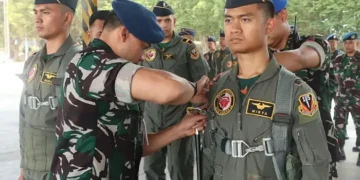 Dua Penerbang TNI AU Raih Badge Hawk Sierra Usai Terbang Solo