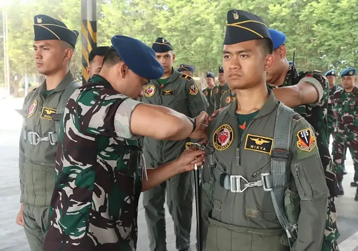 Dua Penerbang TNI AU Raih Badge Hawk Sierra Usai Terbang Solo