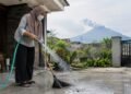 Jangan Langsung Disapu, Ini Cara Membersihkan Abu Vulkanik Gunung Anak Krakatau di Rumah