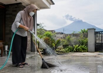 Jangan Langsung Disapu, Ini Cara Membersihkan Abu Vulkanik Gunung Anak Krakatau di Rumah