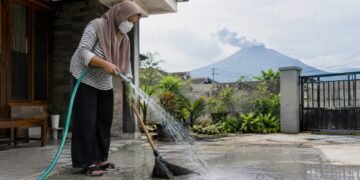 Jangan Langsung Disapu, Ini Cara Membersihkan Abu Vulkanik Gunung Anak Krakatau di Rumah