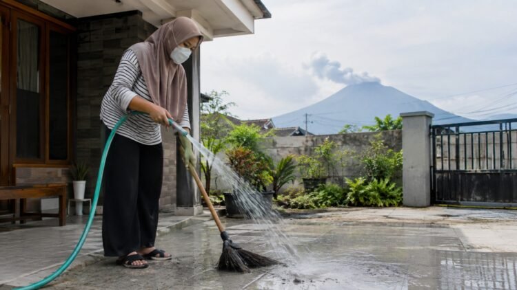 Jangan Langsung Disapu, Ini Cara Membersihkan Abu Vulkanik Gunung Anak Krakatau di Rumah