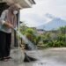 Jangan Langsung Disapu, Ini Cara Membersihkan Abu Vulkanik Gunung Anak Krakatau di Rumah