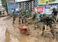 TNI Bergerak Tangani Banjir Bandang Solok, dari Evakuasi hingga Buka Akses Warga
