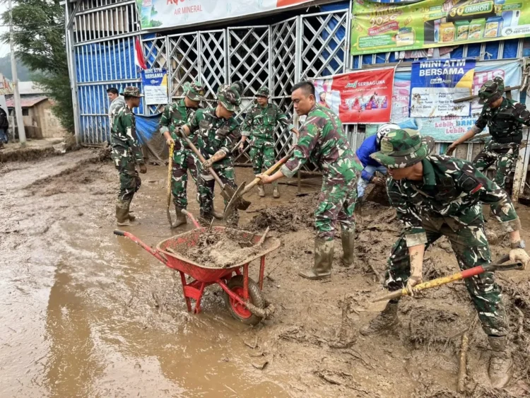 TNI Bergerak Tangani Banjir Bandang Solok, dari Evakuasi hingga Buka Akses Warga
