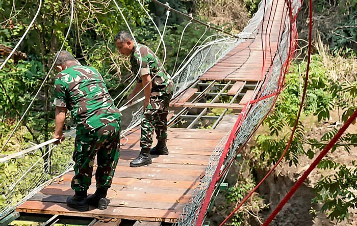 TNI AD Turun Tangan Rombak Total Jembatan Pongpet yang Ambruk di Pangandaran