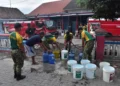 TNI Distribusikan 6.000 Liter Air Bersih bagi Warga Jember