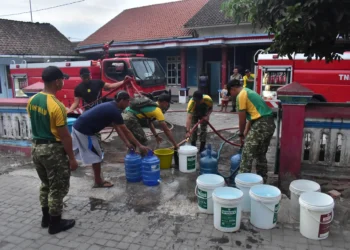 TNI Distribusikan 6.000 Liter Air Bersih bagi Warga Jember