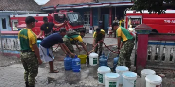 TNI Distribusikan 6.000 Liter Air Bersih bagi Warga Jember
