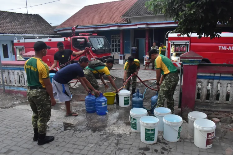 TNI Distribusikan 6.000 Liter Air Bersih bagi Warga Jember