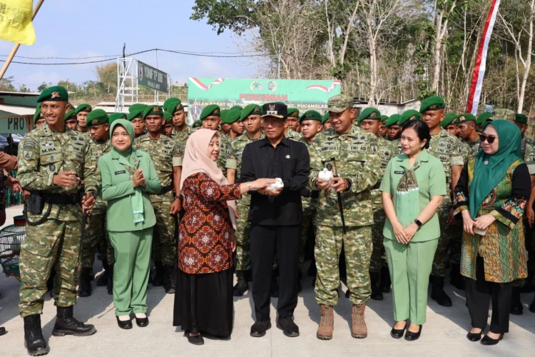 Karya Bakti TNI Rampungkan Jalan Beton di Desa Manding, Akses Warga Makin Lancar