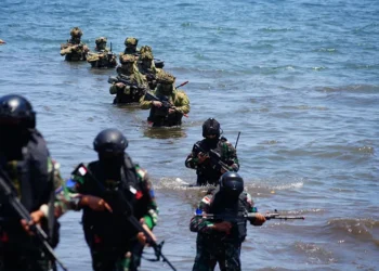 TNI dan ADF Padukan Tiga Matra dalam Latihan Pendaratan Amfibi di Situbondo