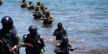 TNI dan ADF Padukan Tiga Matra dalam Latihan Pendaratan Amfibi di Situbondo