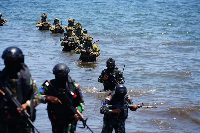 TNI dan ADF Padukan Tiga Matra dalam Latihan Pendaratan Amfibi di Situbondo