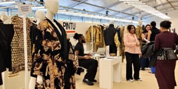 Bukan Sekadar Kain Tradisional, Batik dan Tenun Indonesia Tampil di Paris