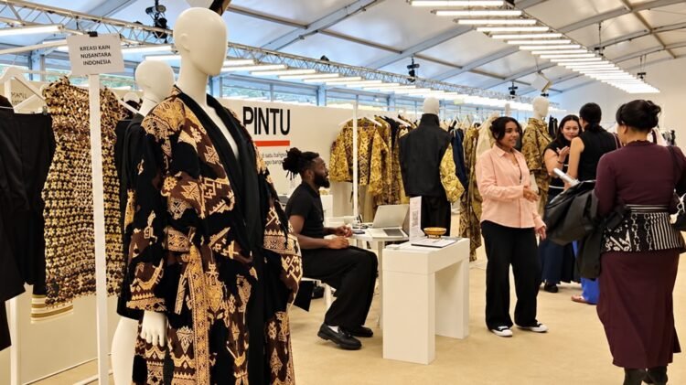 Bukan Sekadar Kain Tradisional, Batik dan Tenun Indonesia Tampil di Paris