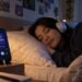 Suka Tidur Ditemani Podcast? Ini Fakta Menarik di Baliknya