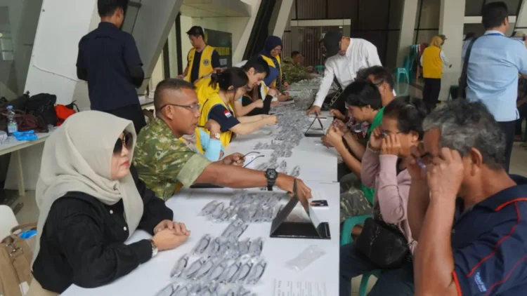 TNI Sentuh Kebutuhan Warga Perbatasan, 1.000 Kacamata Dibagikan Gratis